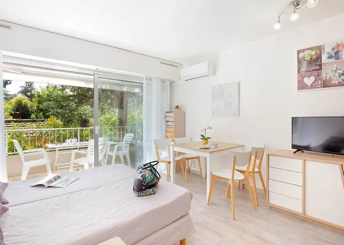 Climatise Pour 3, Face Est, A 50m Et Proche Commerces - Fr-1-466a-23 *